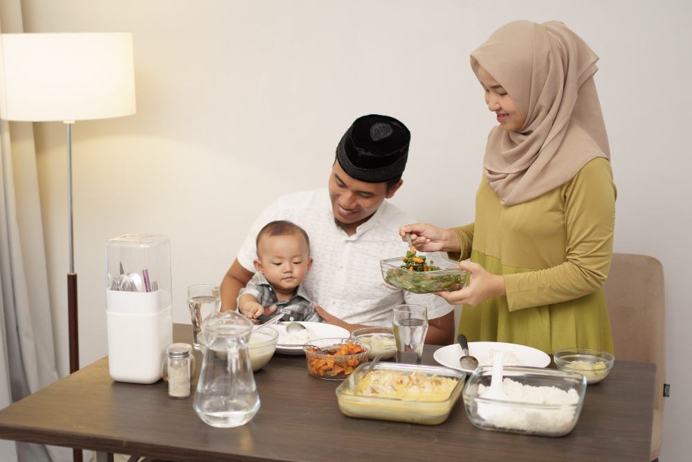 Tips Sehat Saat Berpuasa, Jangan Sampai Keluarga Sakit Moms!